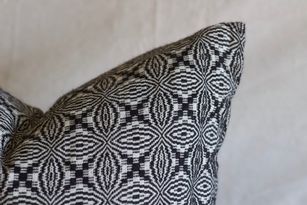 Rind overshot cushion - Black/ white