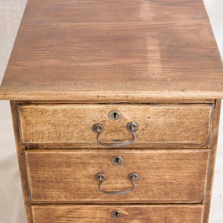 Classic Nightstand w/ drawers