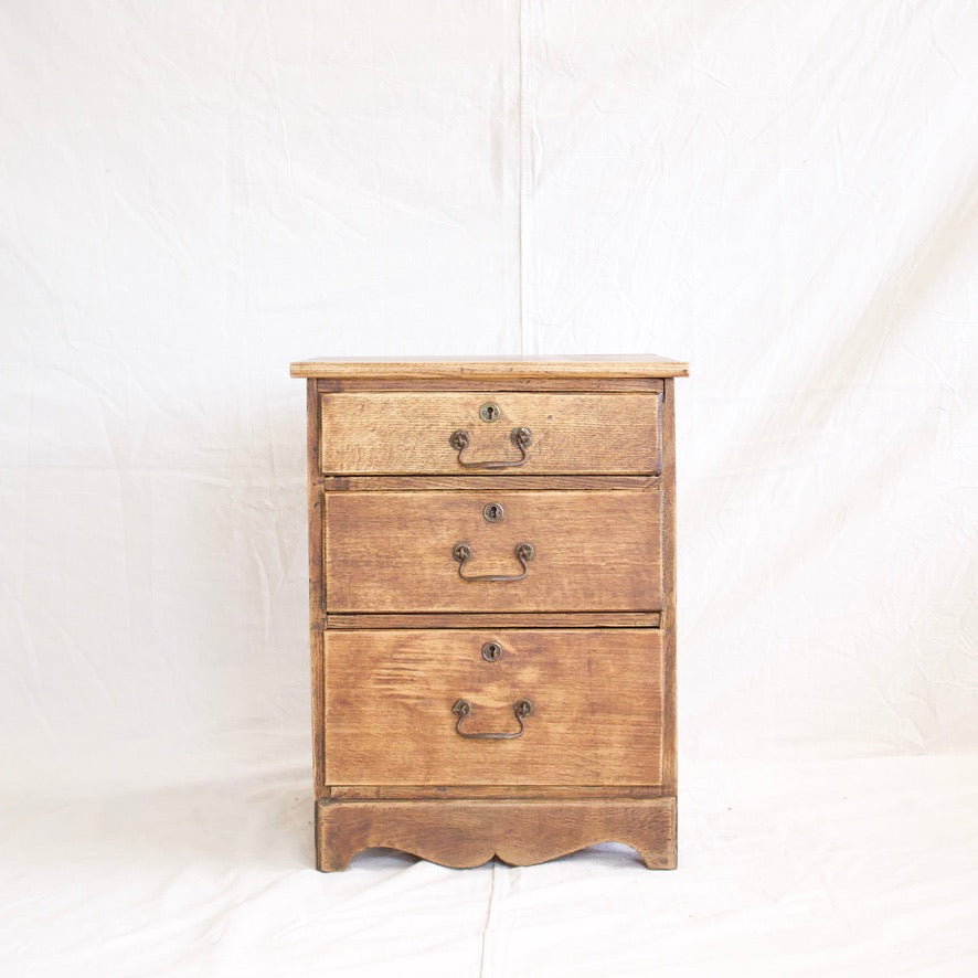 Classic Nightstand w/ drawers