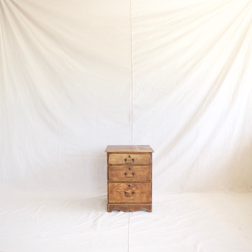 Classic Nightstand w/ drawers