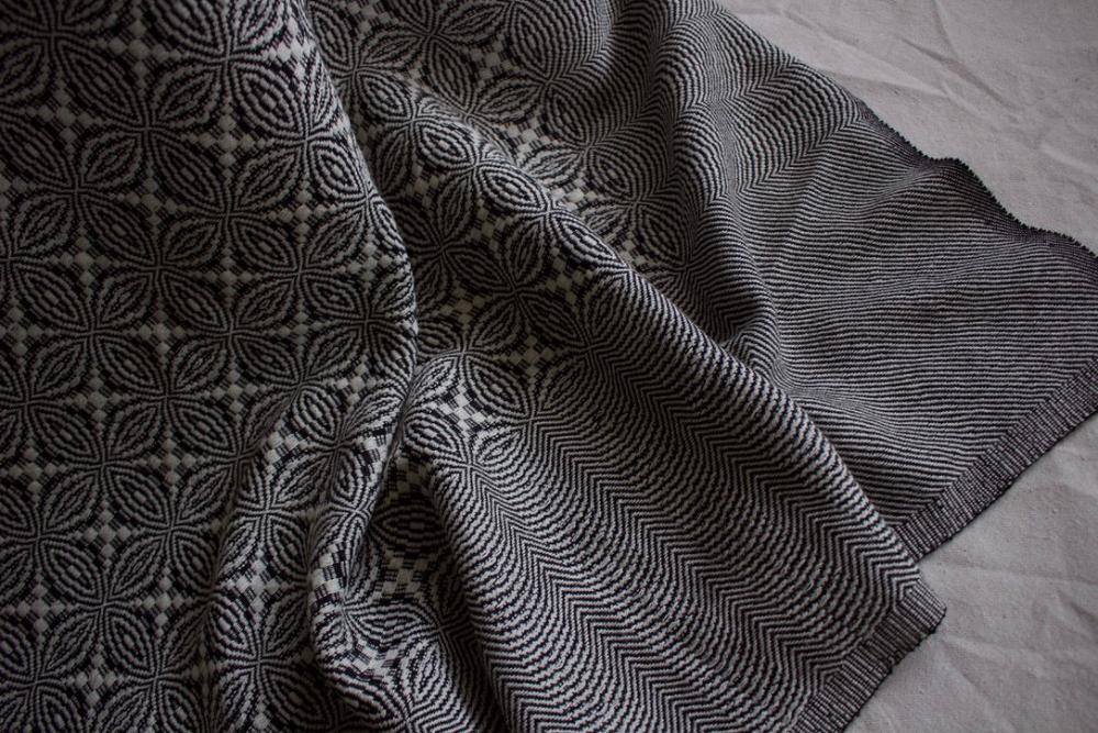 Rind overshot coverlet - Black/ white