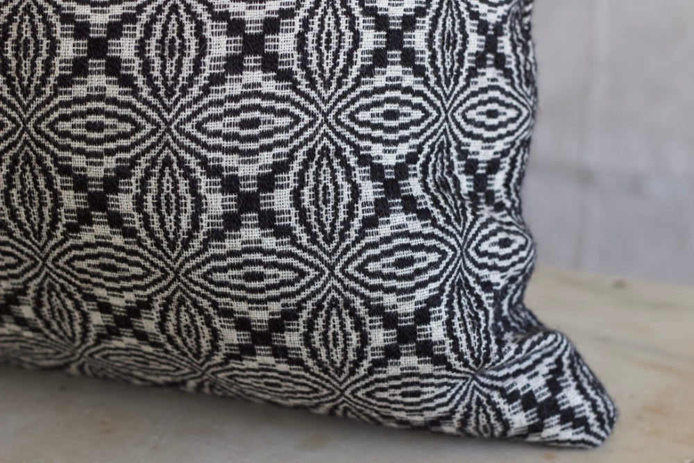 Rind overshot cushion - Black/ white