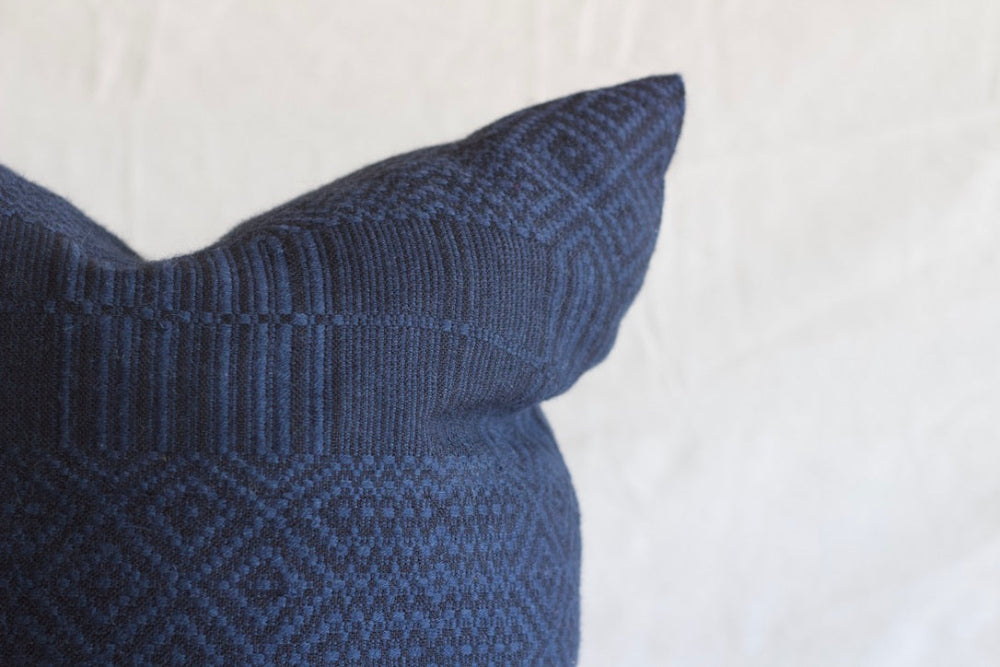 Havn overshot cushion - Navy