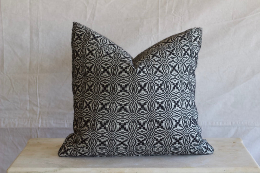 Rind overshot cushion - Black/ white